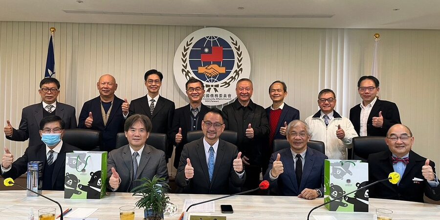 世新傑出校友阮昭雄(前排中)升任僑委會副委員長,陳清河校長(前排右二)、陳錦祥理事長(前排左二)率校友前往拜會祝賀。